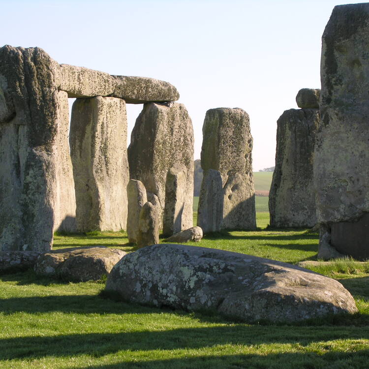 Stonehenge - prehistoric architecture in Arabic