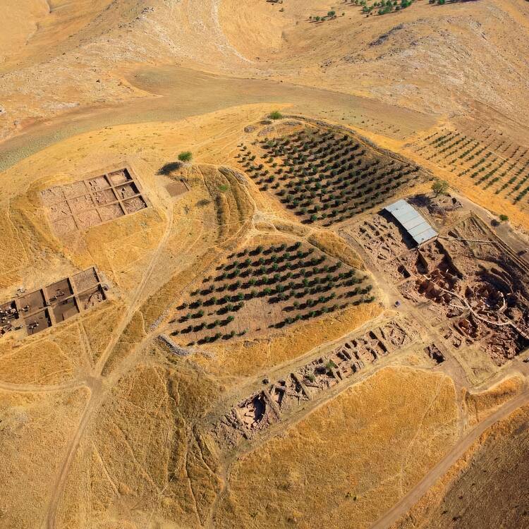 Göbekli Tepe - prehistoric architecture in Arabic